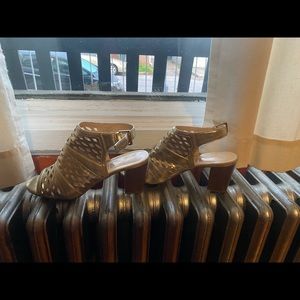 NEW Liz Claiborne Gold sling back heels. Size 10